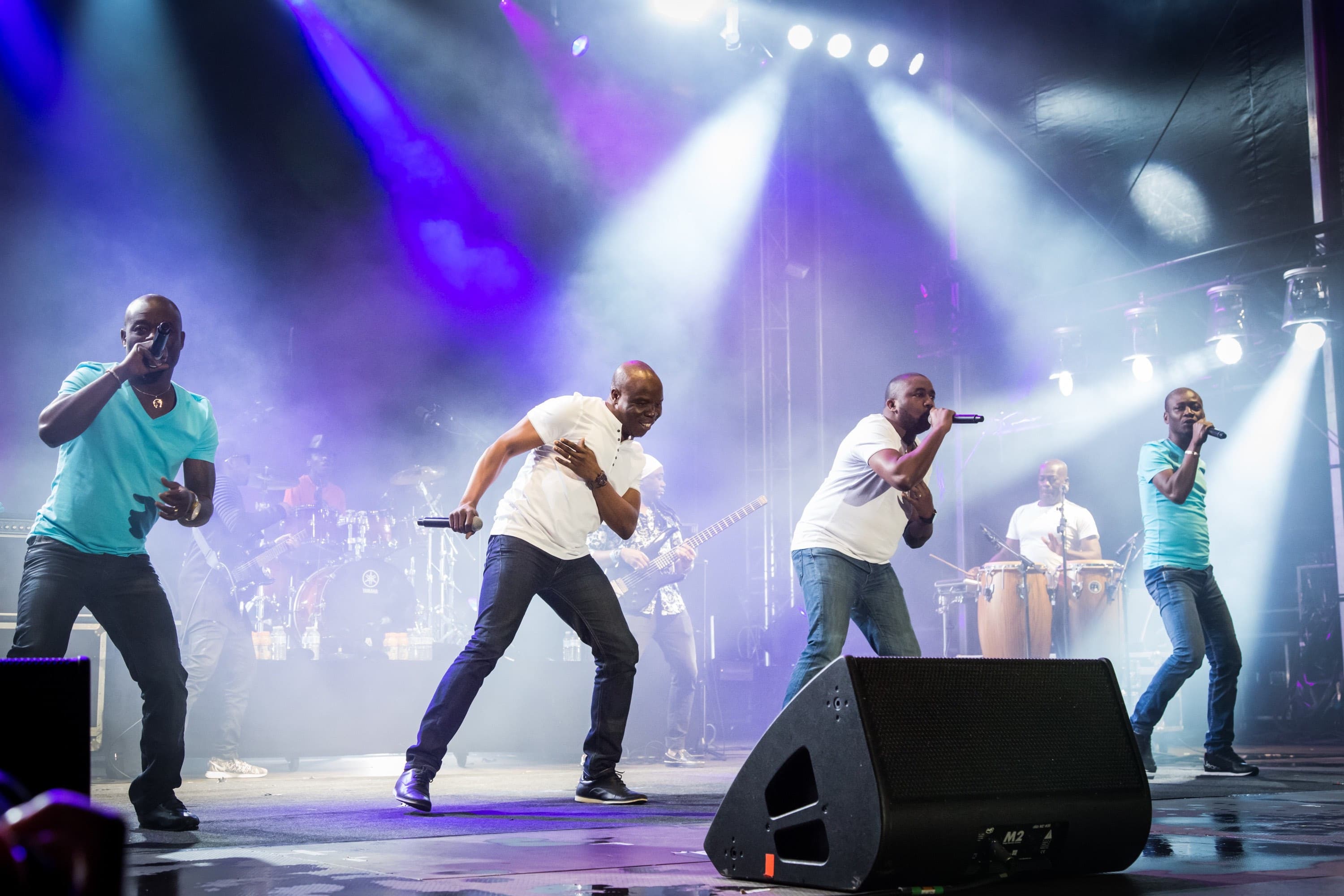 Les quatre membres de Magic System chantent et dansent ensemble sur scène